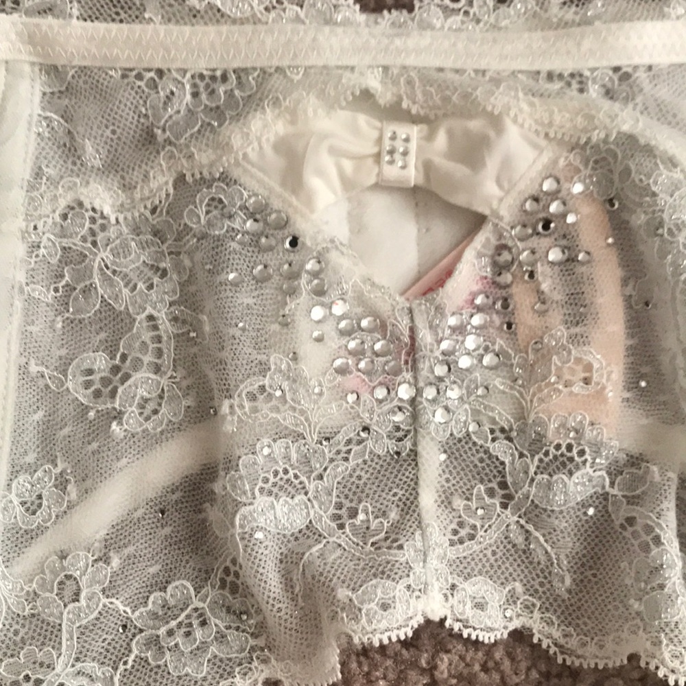 Lingerie - Picture 2 of 3
